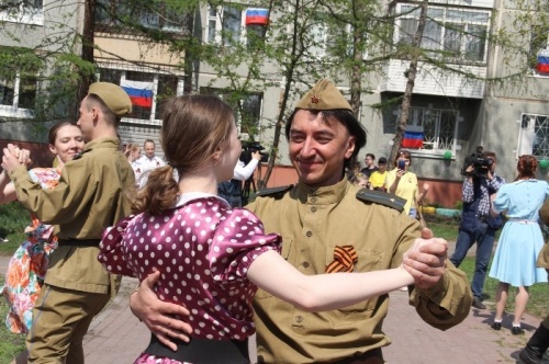 “РиоРита” во дворе пятиэтажки: омские актёры дали выездной концерт для ветеранов (ФОТОРЕПОРТАЖ)