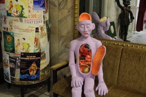 Человек с откидным животом, отрезанная рука и ваза из сахара: 8 самых необычных вещей в реквизите омских театров