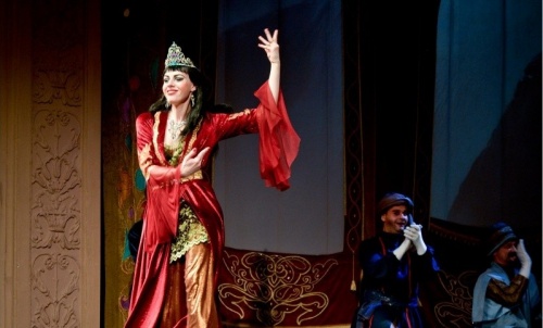 Пресс Минотавра и кандибобер Красной Королевы: 10 самых необычных костюмов, которые мы нашли в омских театрах